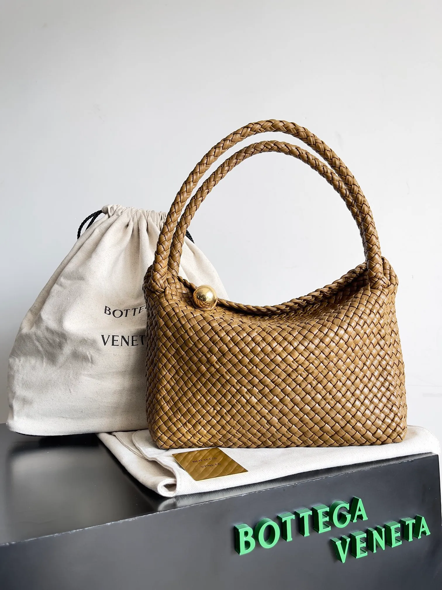 Batch 5760 BV collectible small woven handbags are really YYDS!! Bottega Veneta’s most classic small woven handbags are back! ! We use the highest quality leather with the highest craftsmanship❤️ to create the most expensive works. We have created the original Intrecciato leather weaving process❤️ This unique traditional exclusive leather weaving method has not only become our logo but also reflects the time-consuming and labor-intensive craftsmanship of our products❤️ The new TOSCA handbag must be a selection worth collecting🆕 Style number: 716974 Size: 27*9*18cm